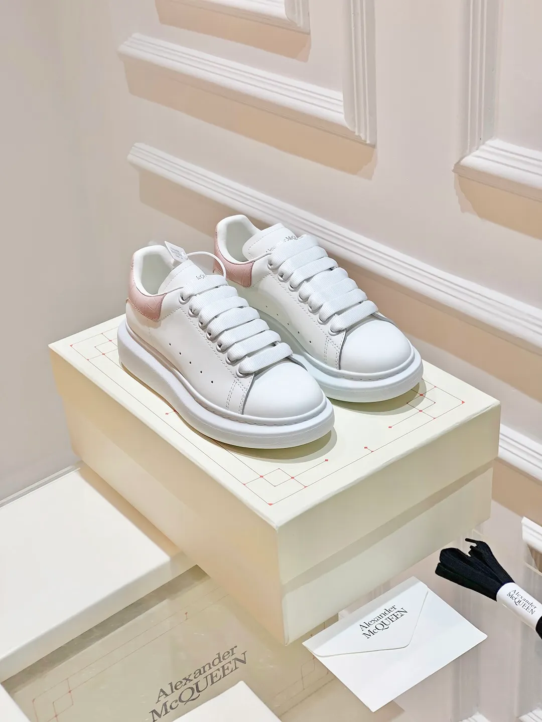 👟👟Ex-factory price 560👟👟 𝐀𝐥𝐞𝐱𝐚𝐧𝐝𝐞𝐫 𝐌𝐜𝐐𝐮𝐞𝐞𝐧A must-have for going out ~ full of confidence. McQueen white shoes are versatile and can instantly elongate your proportions. The long legs that fill the screen make you confident, sweet and cool, and can be controlled by both male and female gods, making you look better as you wear them. ⭐Shoe upper material: first-layer cowhide ⭐Shoe lining material: sheepskin ⭐Available sizes: 35-40, male 39-45 (female 40, male 45 customized)